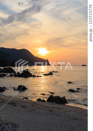 夕陽に輝く切浜海水浴場 125715776