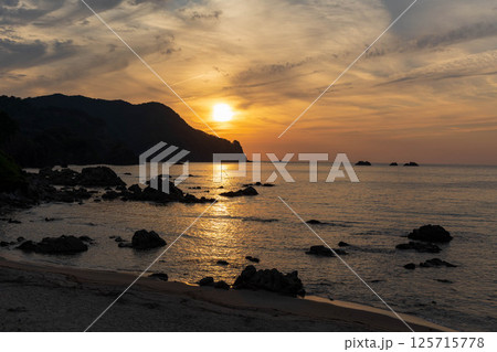 夕陽に輝く切浜海水浴場 夕陽に輝く切浜海水浴場 125715778