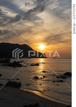 夕陽に輝く切浜海水浴場 125715781