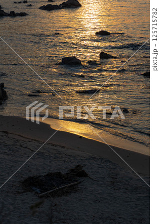 夕陽に輝く切浜海水浴場 夕陽に輝く切浜海水浴場 125715782