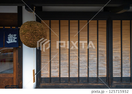 富山 岩瀬地区 造り酒屋の軒先 125715932