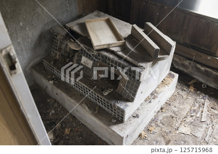 古民家にある壊れたかまど 125715968