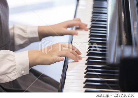 ピアノ演奏をする中学生女の子手元 125716216
