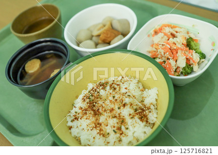 病院食 ご飯と味噌汁と煮物とサラダ 125716821