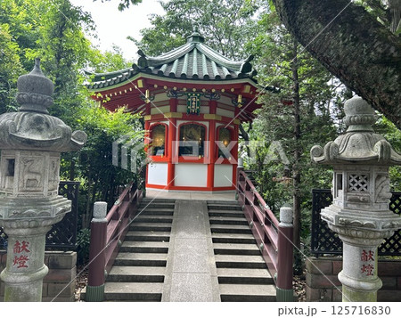 東京都三鷹市のお寺、井口院にあり七福神の像が納められた八角堂です。 東京都三鷹市のお寺、井口院にあり七福神の像が納められた八角堂です。 125716830