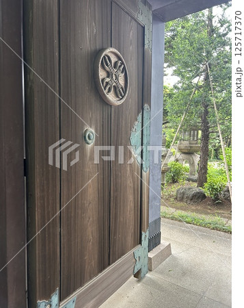 東京都三鷹市のお寺、井口院の門の戸です。 125717370