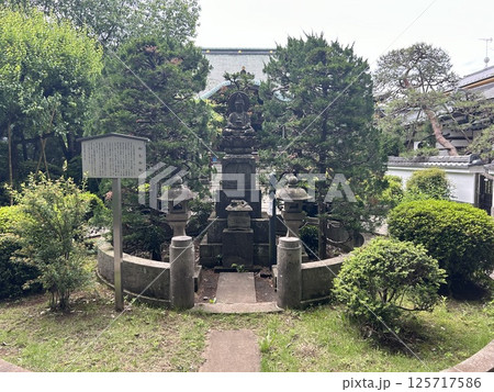 東京都三鷹市のお寺、井口院の雨乞弥勒と後ろに見える本堂です。 125717586