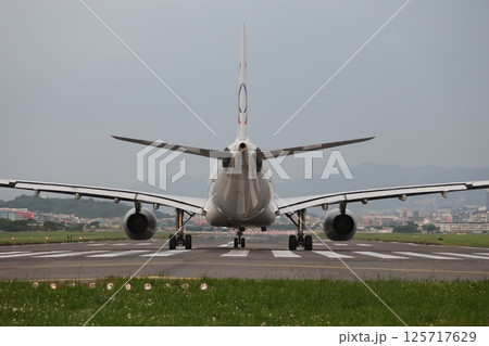 双発機 空輸 乗り物 125717629