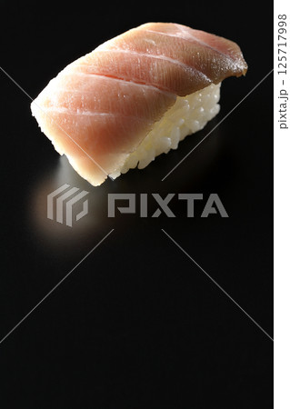 大トロの握りを黒背景で撮影 125717998