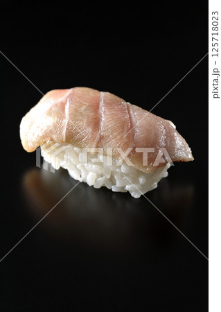 大トロの握りを黒背景で撮影 125718023