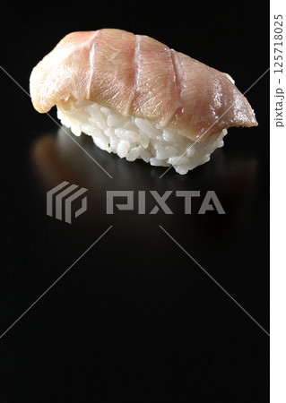 大トロの握りを黒背景で撮影 125718025