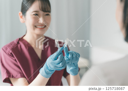 歯科医院でナイトガードを作る50代女性 125718087