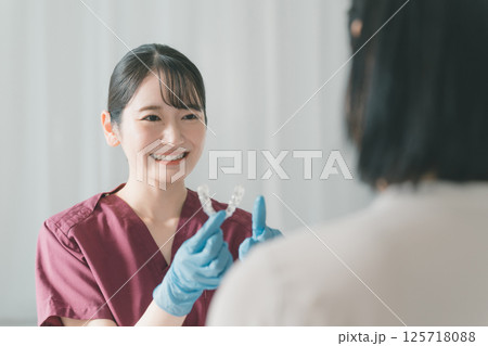 歯科医院でナイトガードを作る50代女性 歯科医院でナイトガードを作る50代女性 125718088