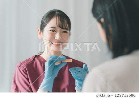 歯科医院で入れ歯を作る50代女性 125718090