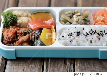 野菜たっぷり500カロリー以下のヘルシー手作り弁当 125718326