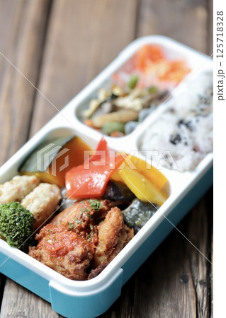 野菜たっぷり500カロリー以下のヘルシー手作り弁当 野菜たっぷり500カロリー以下のヘルシー手作り弁当 125718328