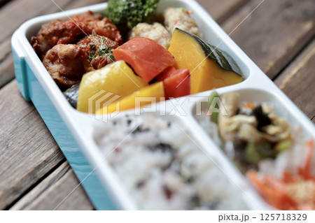 野菜たっぷり500カロリー以下のヘルシー手作り弁当 125718329