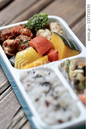 野菜たっぷり500カロリー以下のヘルシー手作り弁当 125718330