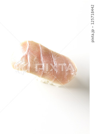 大トロの握りを白背景で撮影 大トロの握りを白背景で撮影 125718442