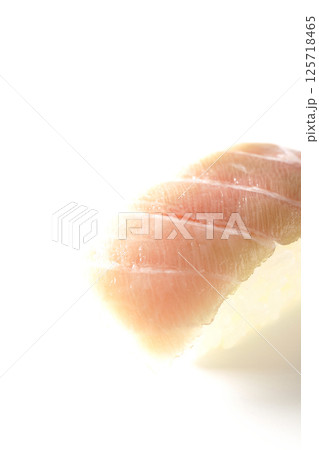 大トロの握りを白背景で撮影 125718465