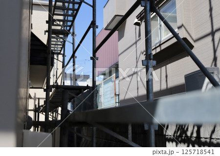 くさび足場をかけた古い一戸建の修繕工事現場 125718541