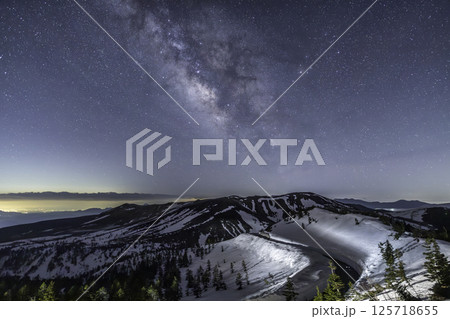 春の渋峠から雪の回廊と草津白根山に昇る天の川 125718655