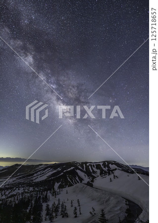 春の渋峠から雪の回廊と草津白根山に昇る天の川 125718657