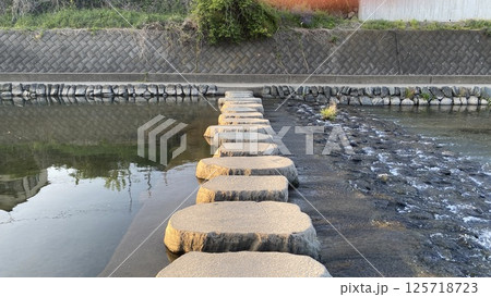 川の上の飛び石 125718723