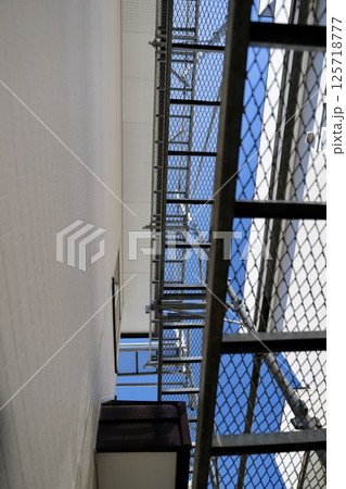 くさび足場をかけた古い一戸建の修繕工事現場 くさび足場をかけた古い一戸建の修繕工事現場 125718777