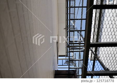 くさび足場をかけた古い一戸建の修繕工事現場 125718778