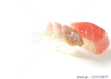 大トロと赤身の握りを白背景で撮影 125719077