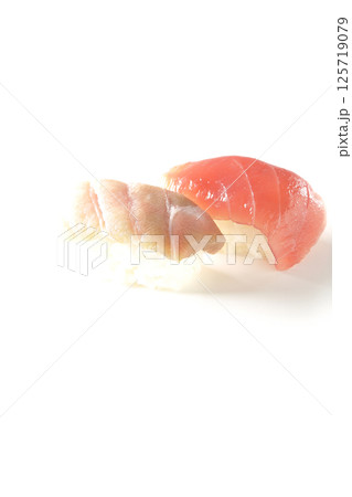 大トロと赤身の握りを白背景で撮影 大トロと赤身の握りを白背景で撮影 125719079