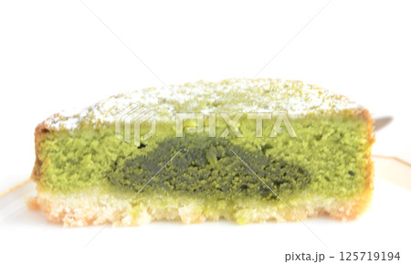 抹茶入りのケーキの断面 125719194