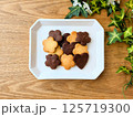 白いお皿にのったクッキー（正面） 125719300