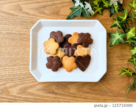 白いお皿にのったクッキー(正面) 白いお皿にのったクッキー(正面) 125719300