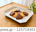 白いお皿に乗ったクッキー（斜め） 125719301