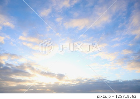 雲の多い朝の空 雲の多い朝の空 125719362