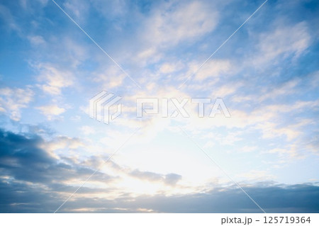 雲の多い朝の空 雲の多い朝の空 125719364