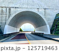 沖縄・ニライカナイ橋のトンネルと海へ続く道 125719463