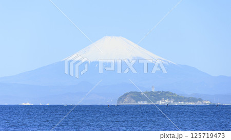 逗子から見た相模越しの冠雪した富士山 125719473