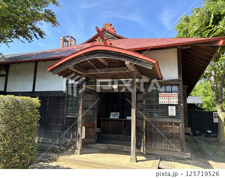 東京都小平市の小平ふるさと村の旧小平小川郵便局舎です。 125719526