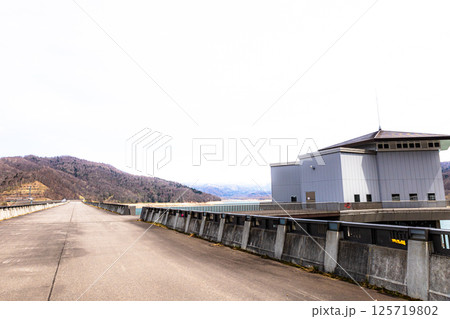北海道にある忠別ダムの風景 125719802