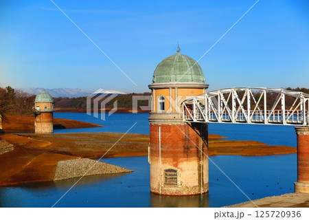貯水量が少なくなった湖の風景7 125720936