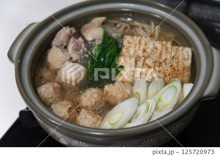 鶏鍋を作る様子 125720973