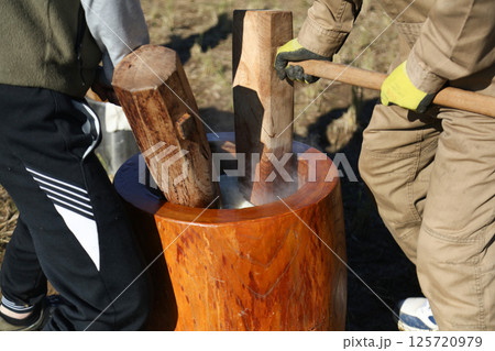 餅つきをする様子 125720979