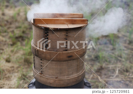 もち米を蒸す様子 125720981