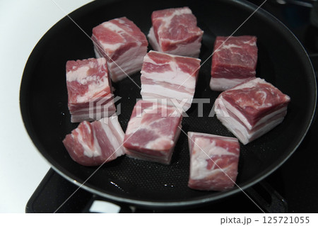 フライパンで豚のブロック肉を焼く様子 フライパンで豚のブロック肉を焼く様子 125721055
