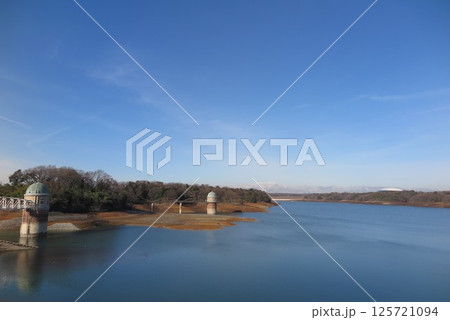 貯水量が少なくなった湖の風景19 貯水量が少なくなった湖の風景19 125721094