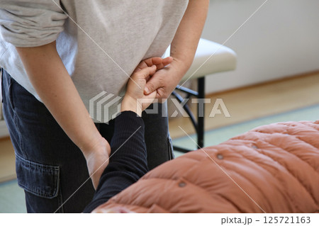 ボディケアの施術をする女性 125721163