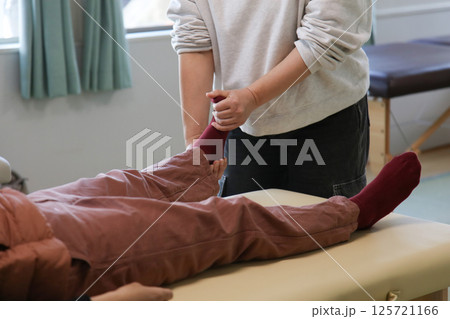 ボディケアの施術をする女性 ボディケアの施術をする女性 125721166